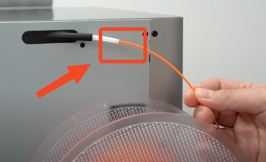Filament matas in i ett rör på baksidan av skrivaren