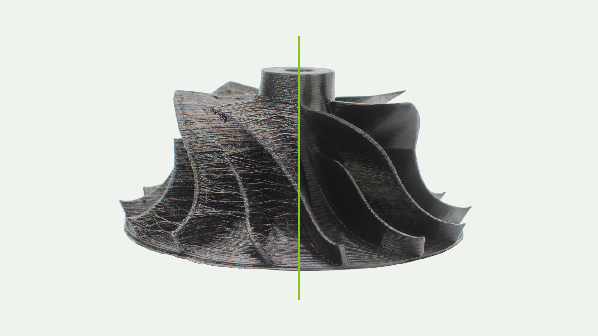 Jämförelse: en utskrift med fuktigt filament (vänster, luddig yta) och torrt filament (höger, blank yta)